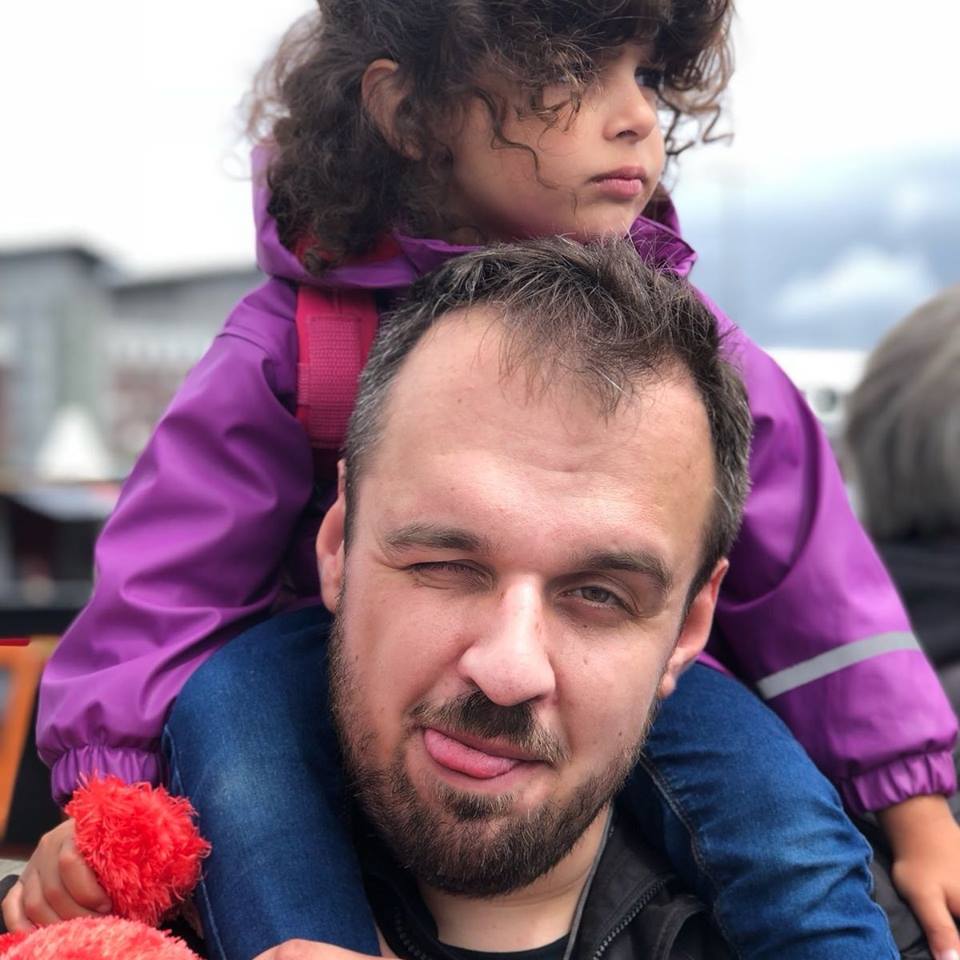 Robert Matthees mit Tochter Arîn, Juni 2018 Robert Matthees mit Tochter Arîn, Juni 2018